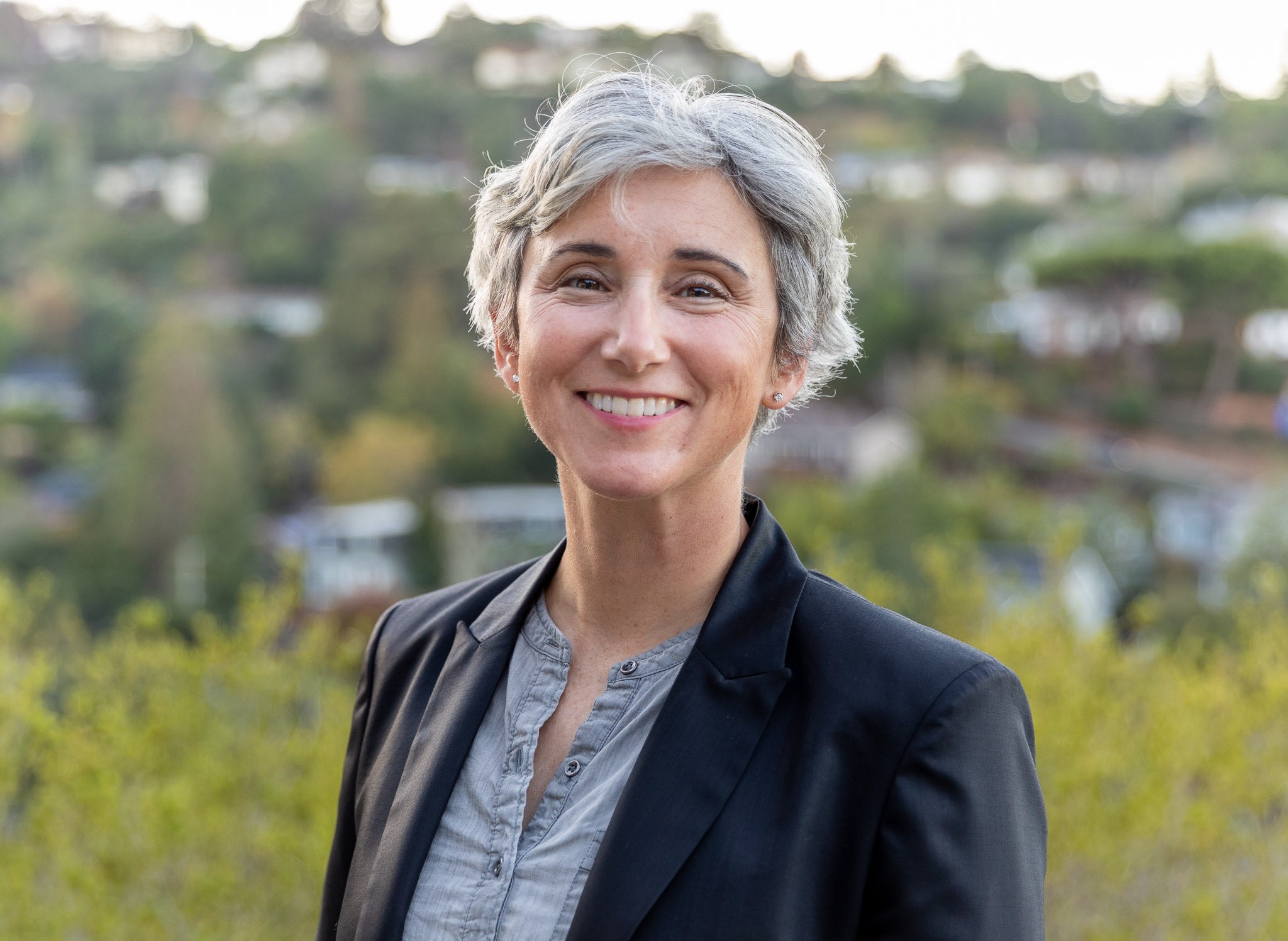Rachel Konrad - The Queen of green: How humans can avoid extinction ...